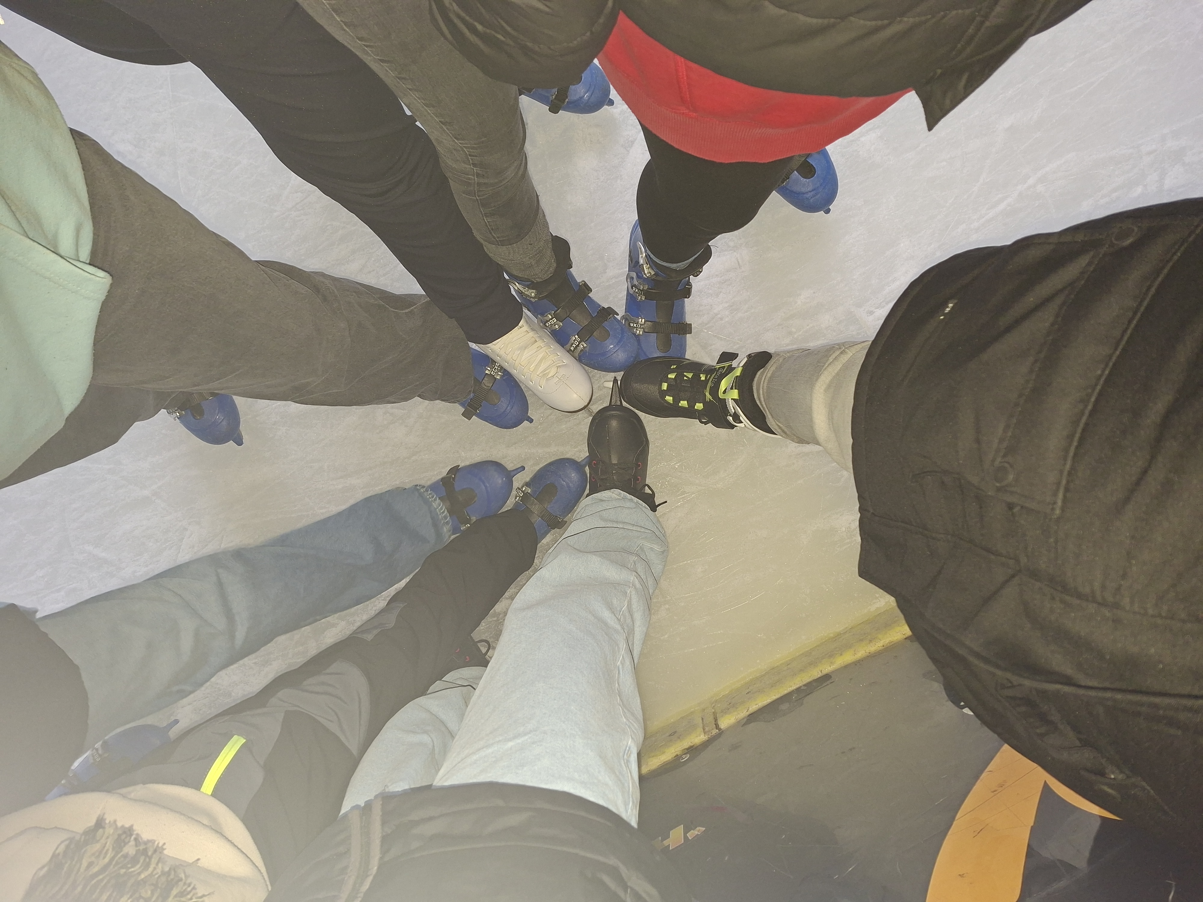 Bild%20zeigt%20F%C3%BC%C3%9Fe%20mit%20Schlittschuhen%20im%20Kreis%20angeordnet